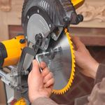 serra-meia-esquadria-12pol-dewalt-dws780-1675w_07