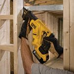 serra-sabre-compacta-dewalt-dcs387b-20v-sem-bateria-e-carregador-05