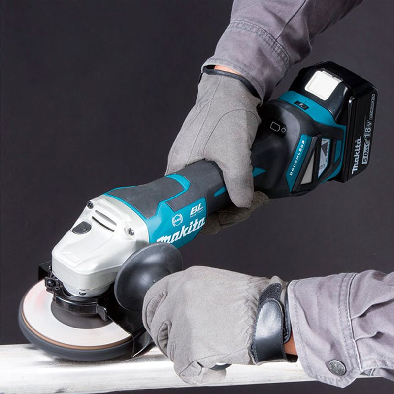 esmerilhadeira-angular-5pol-makita-dga517rtj-com-2-baterias-18v-e-carregador_05