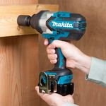 chave-de-impacto-1-2-dtw1002z-18v-makita-sem-bateria-carregador-e-maleta_02