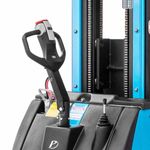 empilhadeira-eletrica-tracionaria-paletrans-pt1635-1600kg-3-5m-com-bateria-e-carregador_02